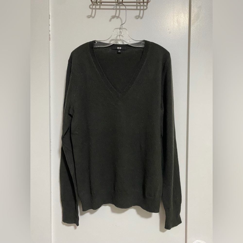Cashmere UNIQLO V-Neck Sweater in Dark Gray